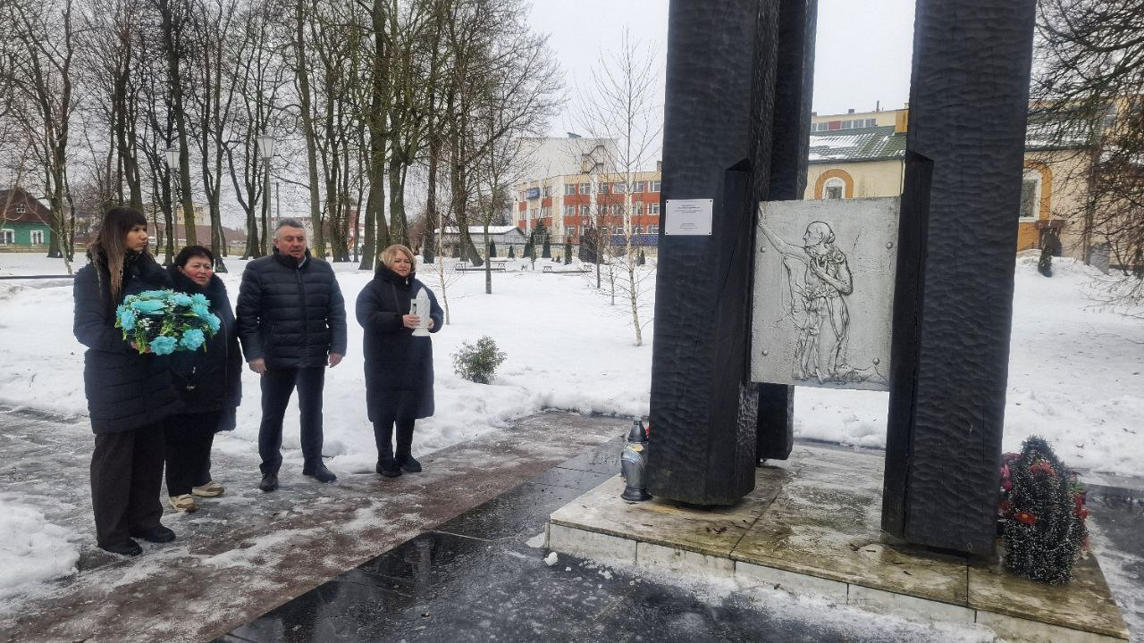 Возложение цветов к Братской могиле