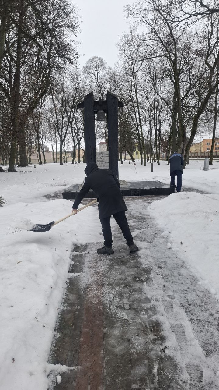 Участники акции у Братской могилы № 5871