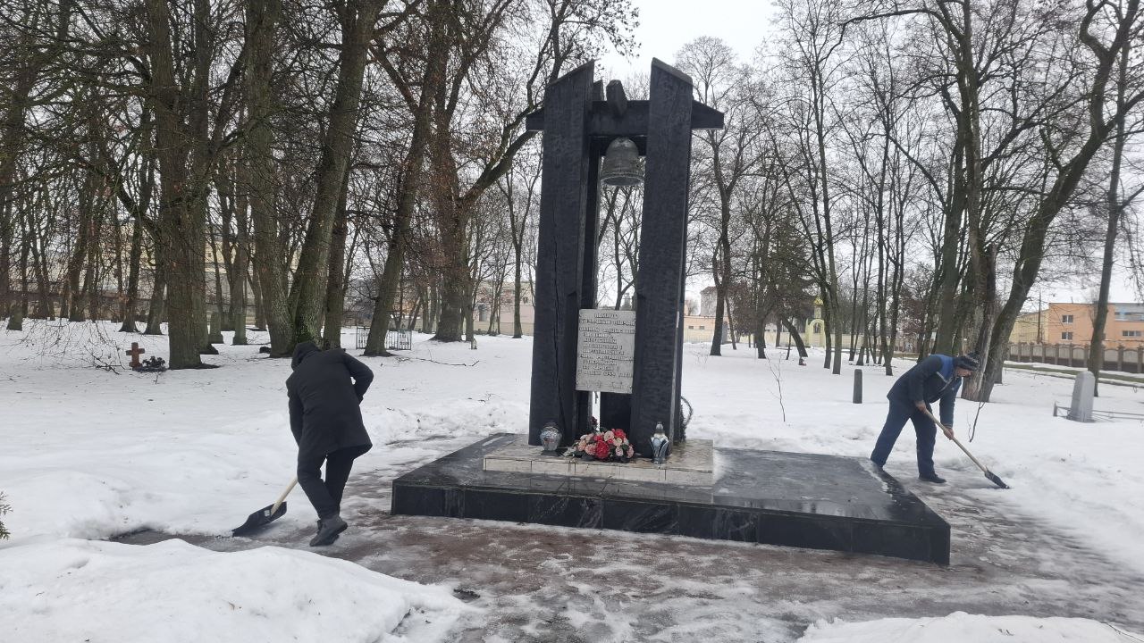 Молодежь предприятия наводит порядок у Братской могилы